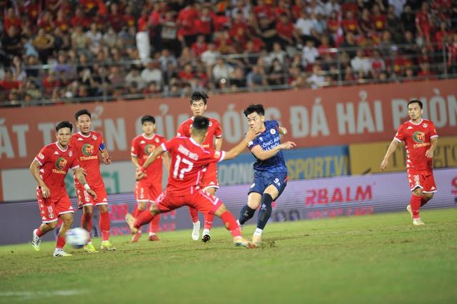 Đình Bắc đua Vua phá lưới V-League, tại sao không?- Ảnh 1. Đình Bắc đua Vua phá lưới V-League, tại sao không?- Ảnh 1.