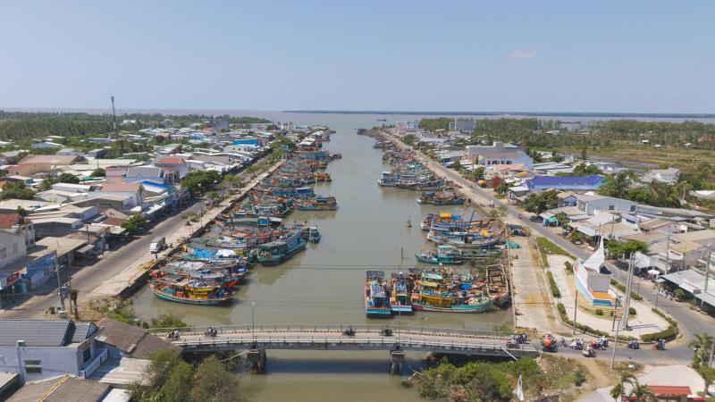 Ngư dân Vĩnh Long ra khơi mùa biển nông, thuyền về đầy ắp hải sản- Ảnh 1.