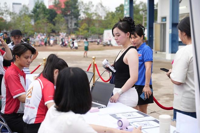 400 drone xếp hình sân bay Long Thành chào mừng Đồng Nai lên thành phố - Ảnh 1.