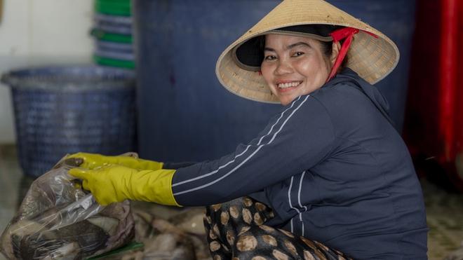 Ngư dân Vĩnh Long ra khơi mùa biển nông, thuyền về đầy ắp hải sản- Ảnh 12.