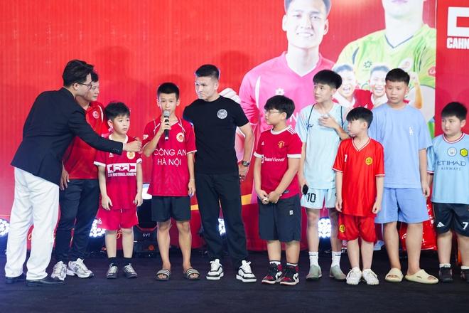 CLB CAHN có bước đi quan trọng, Quang Hải cùng Nguyễn Filip rạng rỡ có mặt- Ảnh 5. CLB CAHN có bước đi quan trọng, Quang Hải cùng Nguyễn Filip rạng rỡ có mặt- Ảnh 5.