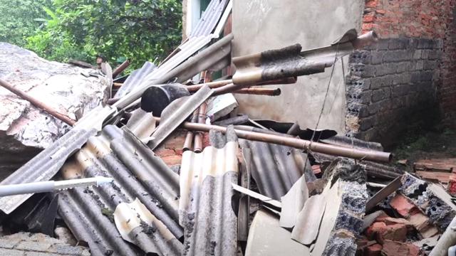 Sạt lở núi, tảng đá hàng chục tấn đè bẹp nhà bếp, 3 mẹ con thoát chết- Ảnh 2.