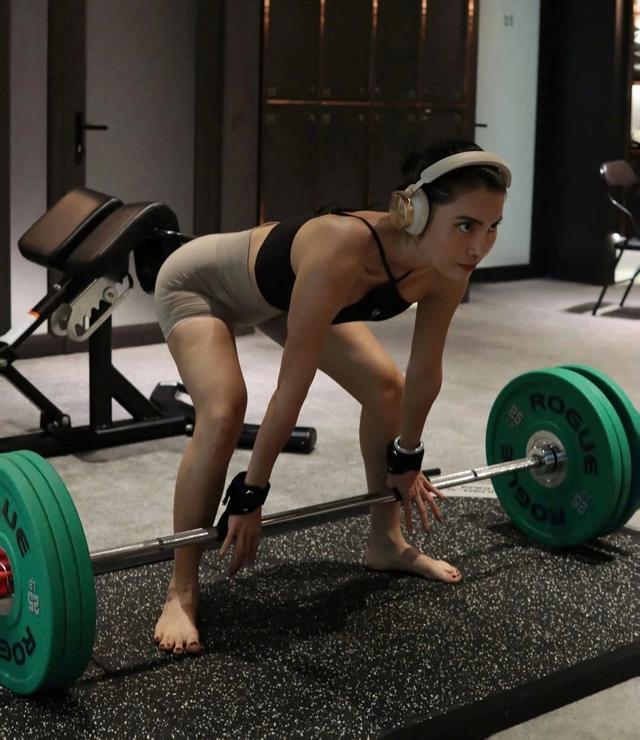 Người phụ nữ nâng tạ gần 100 kg mỗi tuần để tăng hơn 15 kg - Ảnh 3.