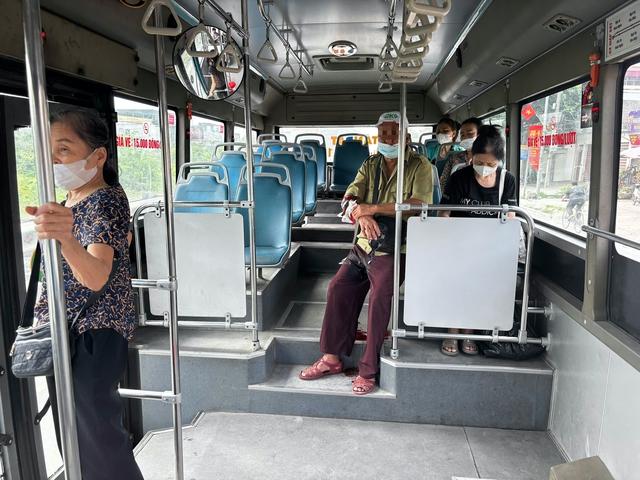Hành khách chảy máu liên tục trên xe buýt, nữ phụ xe bình tĩnh ứng cứu - Ảnh 1.