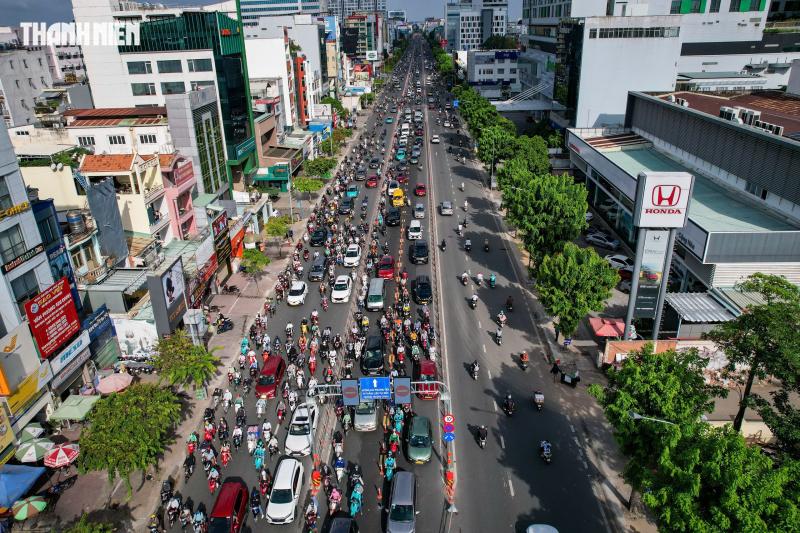 Đảo chiều đường Cộng Hòa: Người dân bớt 20 phút kẹt xe sáng đầu tuần - Ảnh 1.
