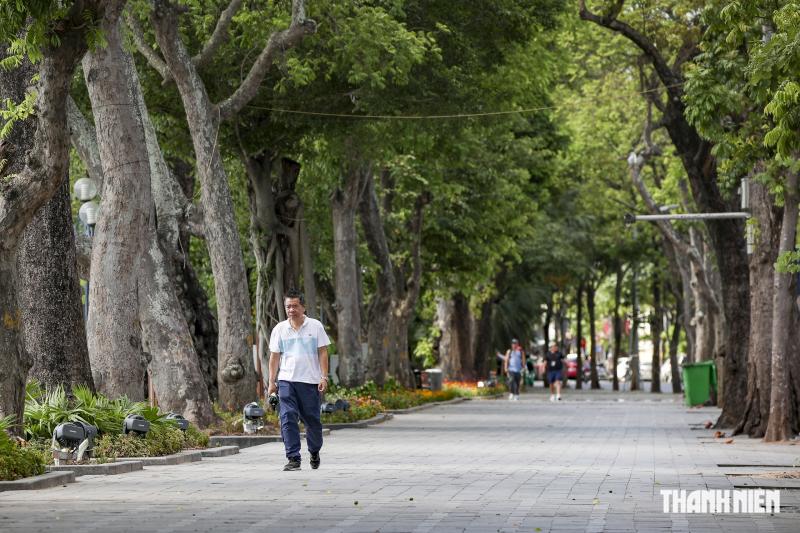 Hà Nội trong ngày nắng nóng đỉnh điểm- Ảnh 16. Hà Nội trong ngày nắng nóng đỉnh điểm- Ảnh 16.