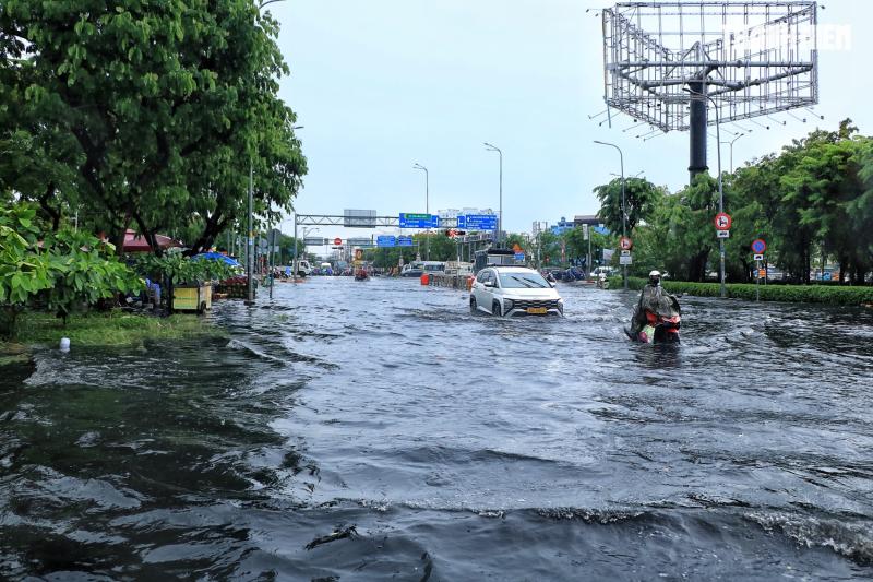 Giữa trưa nay TP.HCM có mưa lớn: Đường ngập thành 'biển nước' đen, nhiều xe chết máy - Ảnh 4.