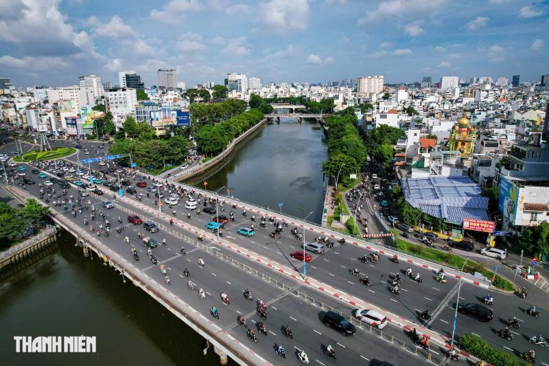 Vòng xoay Điện Biên Phủ bớt kẹt xe khi mở thêm làn rẽ trái - Ảnh 7.