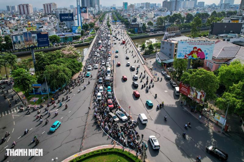 Nhiều người vẫn đi nhầm, CSGT hướng dẫn tránh kẹt ở vòng xoay Điện Biên Phủ - Ảnh 2.