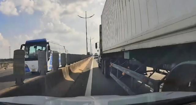 Tài xế xe đầu kéo ép xe con vào dải phân cách, gây tai nạn bỏ chạy- Ảnh 1. Tài xế xe đầu kéo ép xe con vào dải phân cách, gây tai nạn bỏ chạy- Ảnh 1.