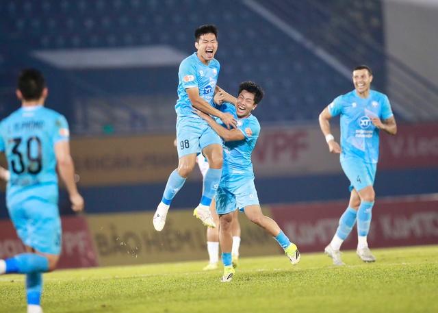 Lịch thi đấu V-League cực hay hôm nay: HLV Kewell sẽ ‘đẩy’ Đà Nẵng xuống hạng hay ‘cứu hộ’?- Ảnh 3. Lịch thi đấu V-League cực hay hôm nay: HLV Kewell sẽ ‘đẩy’ Đà Nẵng xuống hạng hay ‘cứu hộ’?- Ảnh 3.