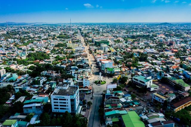 Phê bình chủ tịch phường ở Quảng Ngãi để hồ sơ đất đai 'ngâm' hơn 90 ngày- Ảnh 1. Phê bình chủ tịch phường ở Quảng Ngãi để hồ sơ đất đai 'ngâm' hơn 90 ngày- Ảnh 1.