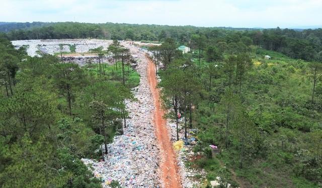 Vì sao hàng ngàn tấn rác tồn đọng ở Bảo Lâm chậm được xử lý? - Ảnh 1.