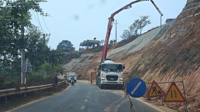 Đồng loạt khắc phục sạt lở đèo D'Ran và quốc lộ 20 trước mùa mưa- Ảnh 7. Đồng loạt khắc phục sạt lở đèo D'Ran và quốc lộ 20 trước mùa mưa- Ảnh 7.