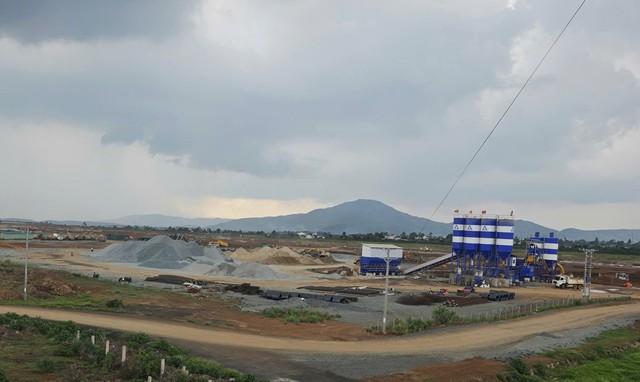 Dự án nâng cấp sân bay Liên Khương nguy cơ chậm tiến độ do thiếu vật liệu- Ảnh 1. Dự án nâng cấp sân bay Liên Khương nguy cơ chậm tiến độ do thiếu vật liệu- Ảnh 1.