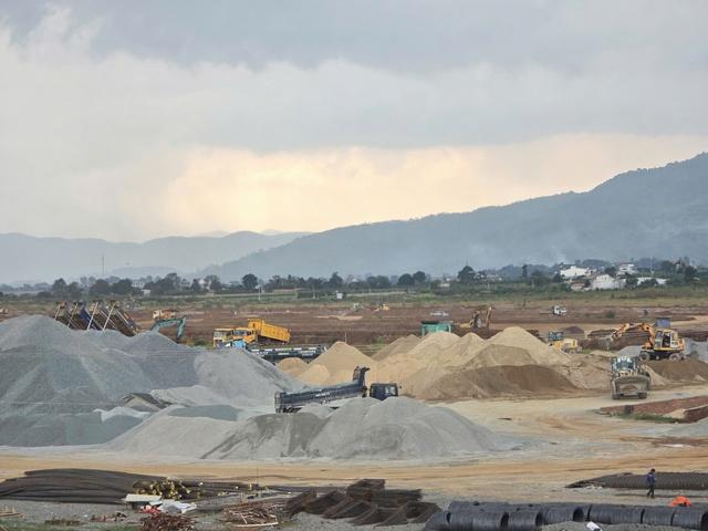 Dự án nâng cấp sân bay Liên Khương nguy cơ chậm tiến độ do thiếu vật liệu- Ảnh 2. Dự án nâng cấp sân bay Liên Khương nguy cơ chậm tiến độ do thiếu vật liệu- Ảnh 2.