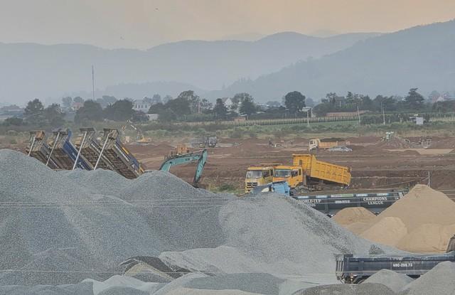 Dự án nâng cấp sân bay Liên Khương nguy cơ chậm tiến độ do thiếu vật liệu- Ảnh 4. Dự án nâng cấp sân bay Liên Khương nguy cơ chậm tiến độ do thiếu vật liệu- Ảnh 4.