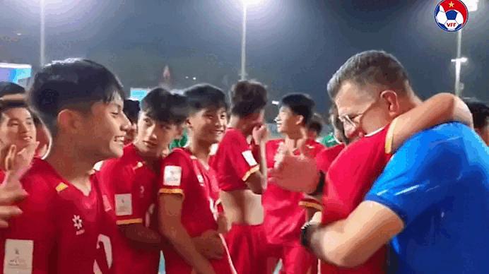 Hé lộ phòng thay đồ U.17 Việt Nam sau trận thắng ngoạn mục U.17 UAE, HLV Roland nghẹn ngào- Ảnh 2. Hé lộ phòng thay đồ U.17 Việt Nam sau trận thắng ngoạn mục U.17 UAE, HLV Roland nghẹn ngào- Ảnh 2.