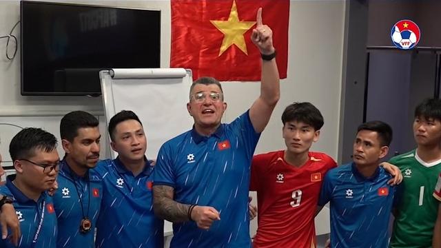 Hé lộ phòng thay đồ U.17 Việt Nam sau trận thắng ngoạn mục U.17 UAE, HLV Roland nghẹn ngào- Ảnh 1. Hé lộ phòng thay đồ U.17 Việt Nam sau trận thắng ngoạn mục U.17 UAE, HLV Roland nghẹn ngào- Ảnh 1.