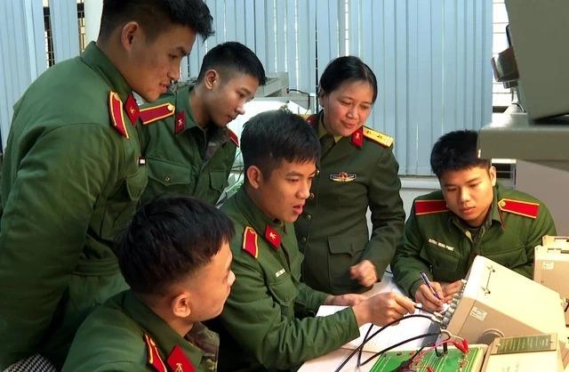 Sinh viên tốt nghiệp xuất sắc vào quân đội có thể được phong thượng úy- Ảnh 1.