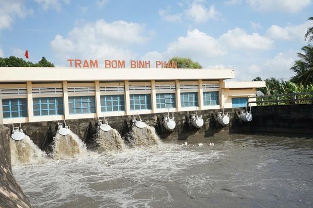 Giải cơn khát cho vùng đất bị xâm nhập mặn - Ảnh 2.
