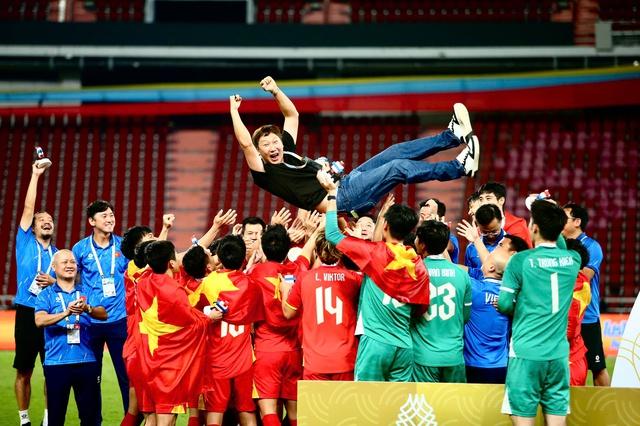 HLV Kim Sang-sik và ông Park Hang-seo dự khán Festival U.14 Gia Lai 2026: Ủng hộ bầu Đức- Ảnh 1.