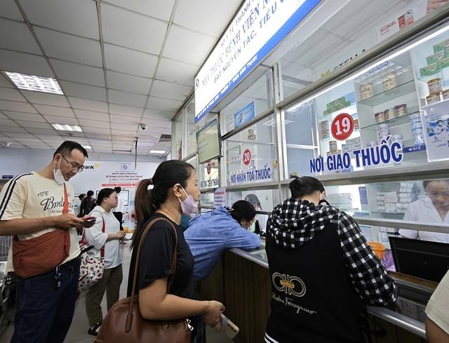 Bảo hiểm y tế và gánh nặng 'tự mua thuốc ngoài'- Ảnh 1. Bảo hiểm y tế và gánh nặng 'tự mua thuốc ngoài'- Ảnh 1.