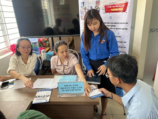 TP.HCM dư lao động ngành dịch vụ, nhà hàng, thiếu thợ lành nghề - Ảnh 1.