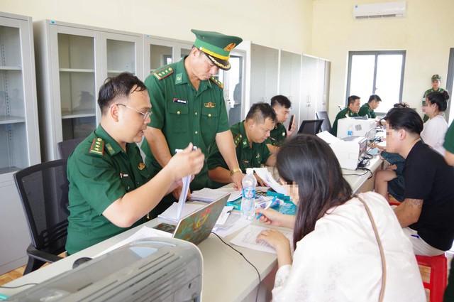 Tiếp nhận 18 công dân Việt Nam do Campuchia bàn giao- Ảnh 3. Tiếp nhận 18 công dân Việt Nam do Campuchia bàn giao- Ảnh 3.
