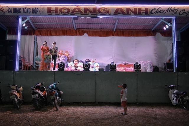 Lô tô thời nay: Từ tiếng rao hội chợ đến ánh đèn sân khấu hiện đại- Ảnh 1. Lô tô thời nay: Từ tiếng rao hội chợ đến ánh đèn sân khấu hiện đại- Ảnh 1.