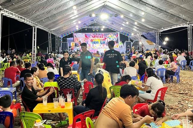 Lô tô thời nay: Từ tiếng rao hội chợ đến ánh đèn sân khấu hiện đại- Ảnh 3. Lô tô thời nay: Từ tiếng rao hội chợ đến ánh đèn sân khấu hiện đại- Ảnh 3.