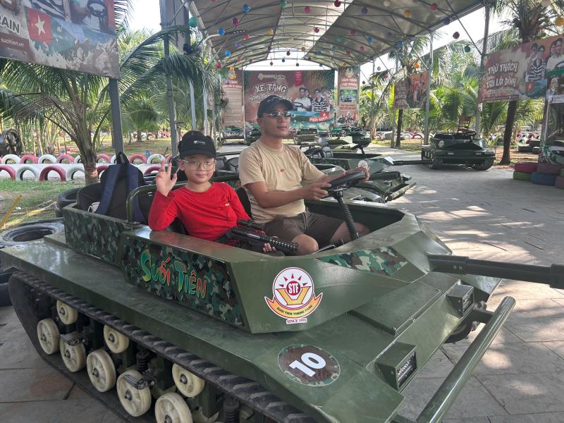 Dịch vụ lái xe tăng mini 'hút' người trẻ dịp 30.4 - 1.5- Ảnh 2. Dịch vụ lái xe tăng mini 'hút' người trẻ dịp 30.4 - 1.5- Ảnh 2.