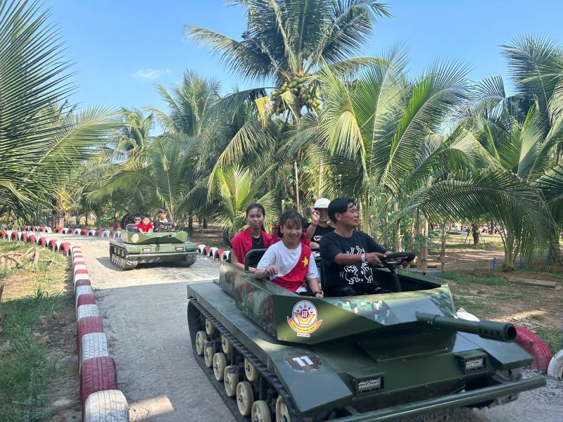 Dịch vụ lái xe tăng mini 'hút' người trẻ dịp 30.4 - 1.5- Ảnh 1. Dịch vụ lái xe tăng mini 'hút' người trẻ dịp 30.4 - 1.5- Ảnh 1.