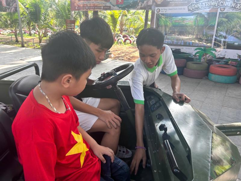 Dịch vụ lái xe tăng mini 'hút' người trẻ dịp 30.4 - 1.5- Ảnh 3. Dịch vụ lái xe tăng mini 'hút' người trẻ dịp 30.4 - 1.5- Ảnh 3.
