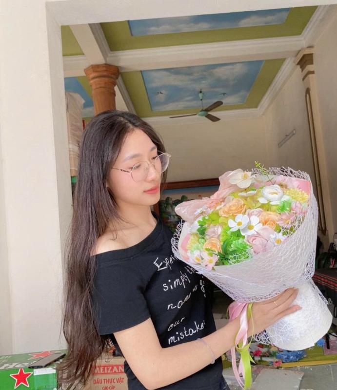 Lan tỏa trên mạng xã hội: 'Không hoa tay' nhưng vẫn cắm hoa, yêu đời - Ảnh 1. Lan tỏa trên mạng xã hội: 'Không hoa tay' nhưng vẫn cắm hoa, yêu đời - Ảnh 1.