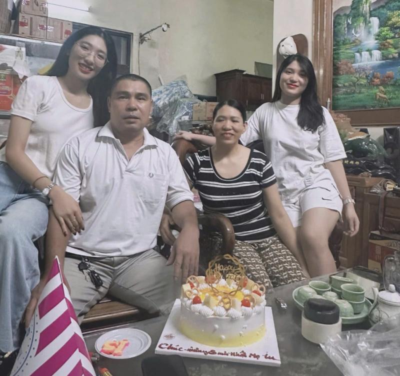 Lan tỏa trên mạng xã hội: 'Không hoa tay' nhưng vẫn cắm hoa, yêu đời - Ảnh 3. Lan tỏa trên mạng xã hội: 'Không hoa tay' nhưng vẫn cắm hoa, yêu đời - Ảnh 3.
