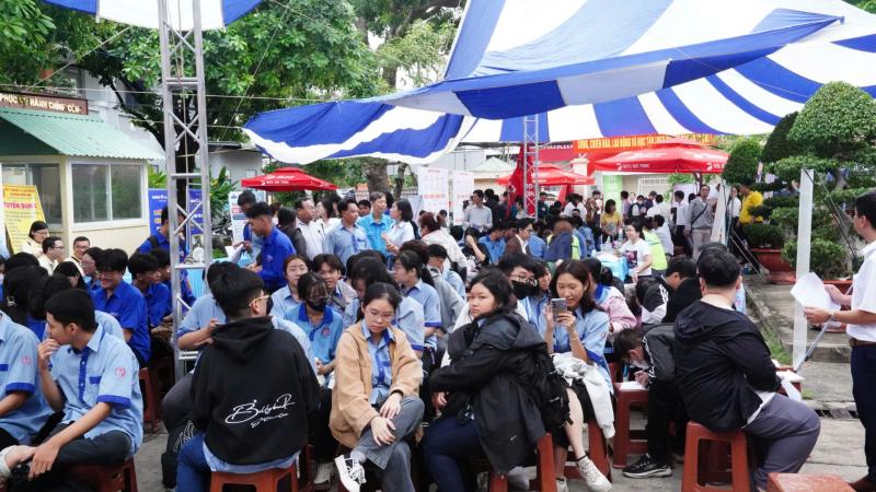Nhiều việc làm lương cao chờ người lao động, có vị trí 30 triệu đồng/tháng - Ảnh 3.