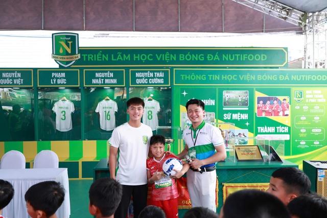 HLV Guillaume Graechen: Người thầy lớn của các ngôi sao nhỏ với triết lý khác biệt- Ảnh 3. HLV Guillaume Graechen: Người thầy lớn của các ngôi sao nhỏ với triết lý khác biệt- Ảnh 3.