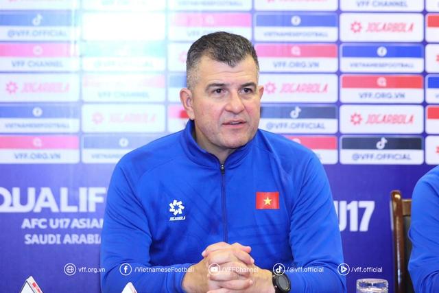 U.17 Việt Nam càng đá càng giống... U.23: HLV Kim Sang-sik tặng áo 'phù thủy' cho Roland- Ảnh 3. U.17 Việt Nam càng đá càng giống... U.23: HLV Kim Sang-sik tặng áo 'phù thủy' cho Roland- Ảnh 3.