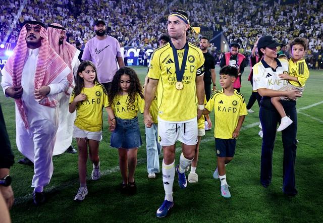 Ronaldo chơi cực hay, cùng Al Nassr vô địch Saudi Pro League- Ảnh 2. Ronaldo chơi cực hay, cùng Al Nassr vô địch Saudi Pro League- Ảnh 2.