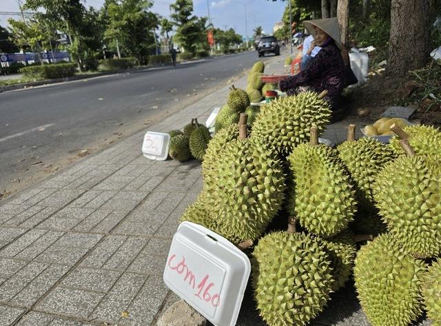 Đằng sau việc sầu riêng tràn ra lề đường- Ảnh 1. Đằng sau việc sầu riêng tràn ra lề đường- Ảnh 1.