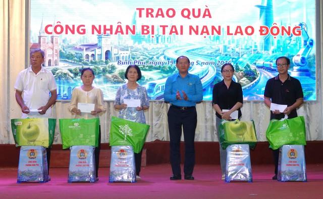 TP.HCM: Hàng trăm người lao động phường Bình Phú thi hát, nhận quà- Ảnh 4.