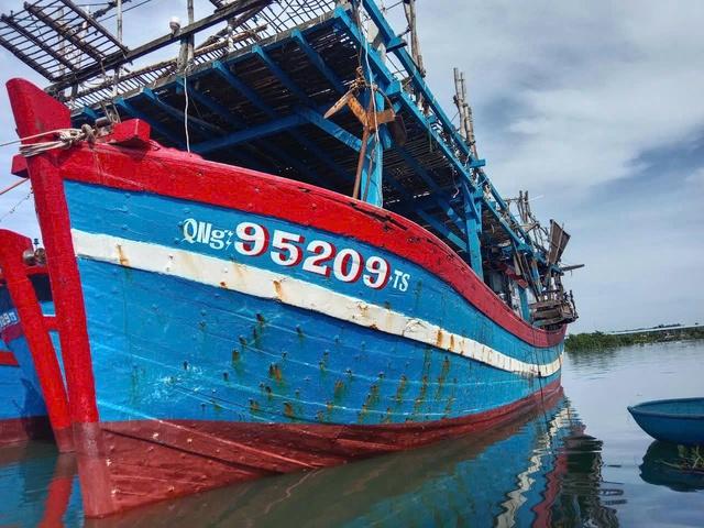 Tàu cá Quảng Ngãi gặp nạn trên biển, 14 ngư dân vào bờ an toàn- Ảnh 1.