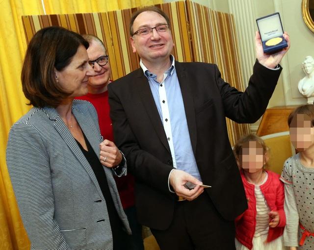 Giáo sư Pháp bịa giải thưởng ‘giống Nobel’, học giả nổi tiếng cũng bị lừa- Ảnh 1. Giáo sư Pháp bịa giải thưởng ‘giống Nobel’, học giả nổi tiếng cũng bị lừa- Ảnh 1.
