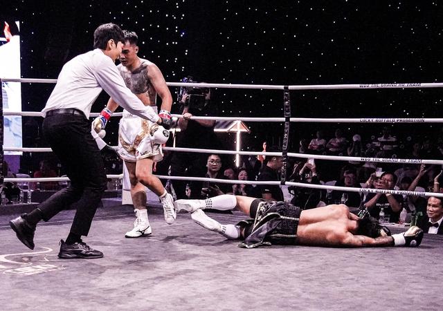 Võ sĩ Việt Nam móc trái cực hiểm, thắng knock-out tay đấm Thái Lan - Ảnh 1.