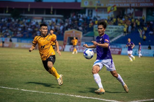 Sao U.23 Việt Nam quá hay, Hoàng Hên quá nhạt: Thanh Hóa đánh bại Hà Nội, vẫn chưa trụ hạng! - Ảnh 4.