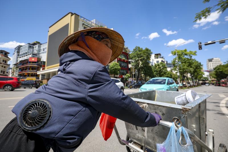 Hà Nội trong ngày nắng nóng đỉnh điểm- Ảnh 8. Hà Nội trong ngày nắng nóng đỉnh điểm- Ảnh 8.