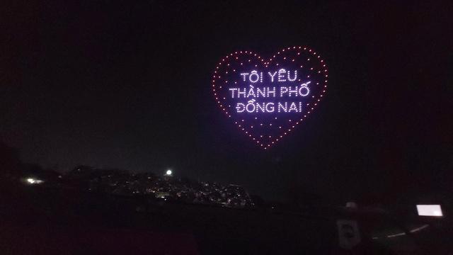 400 drone xếp hình sân bay Long Thành chào mừng Đồng Nai lên thành phố - Ảnh 16.