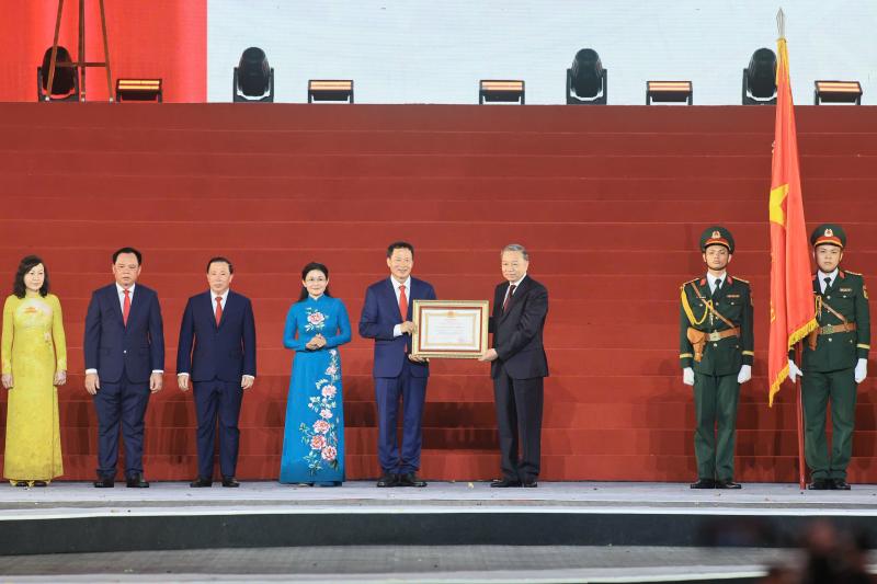 Những hình ảnh rực rỡ trong ngày đón nhận Nghị quyết thành lập thành phố Đồng Nai - Ảnh 2.