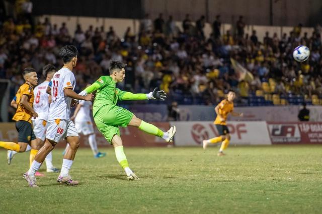 Vòng xoáy trụ hạng V-League bùng nổ: HAGL mất ăn mất ngủ cùng 4 cái tên nào?- Ảnh 1. Vòng xoáy trụ hạng V-League bùng nổ: HAGL mất ăn mất ngủ cùng 4 cái tên nào?- Ảnh 1.